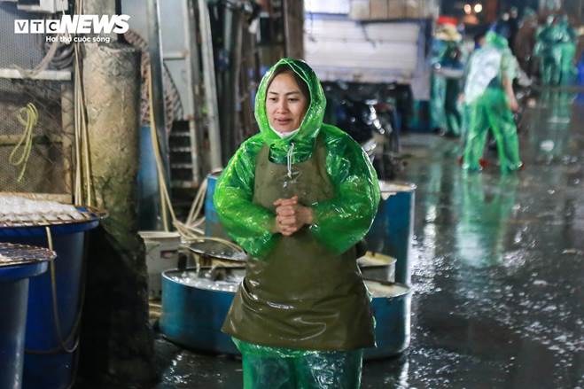 Những bàn tay khiêng đá, bắt cá mưu sinh trong giá rét 9 độ C ở Hà Nội-23