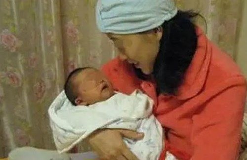 Rét đậm, sợ cháu bị lạnh bà nội làm một hành động khiến bé gái 6 ngày tuổi phải cắt cụt ngón tay-1