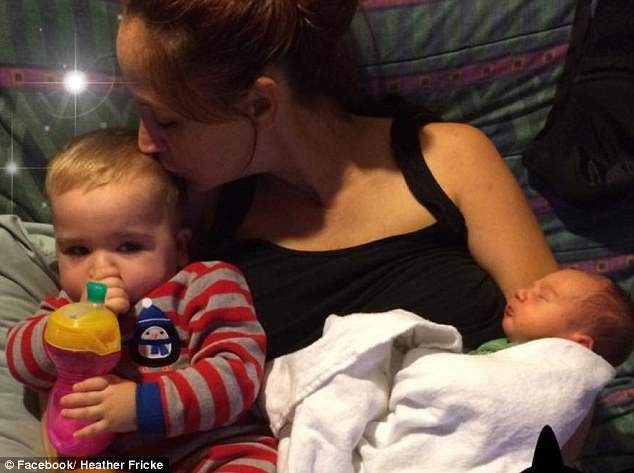 Rét đậm, sợ cháu bị lạnh bà nội làm một hành động khiến bé gái 6 ngày tuổi phải cắt cụt ngón tay-4