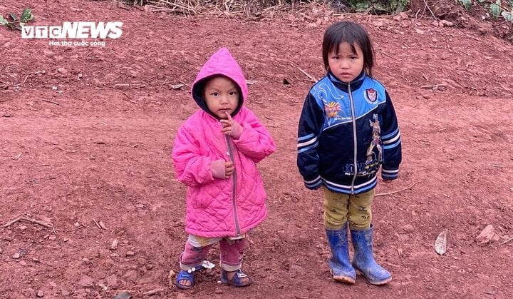 Học sinh ở nơi 4 không quấn chăn đến trường chống chọi giá rét-3