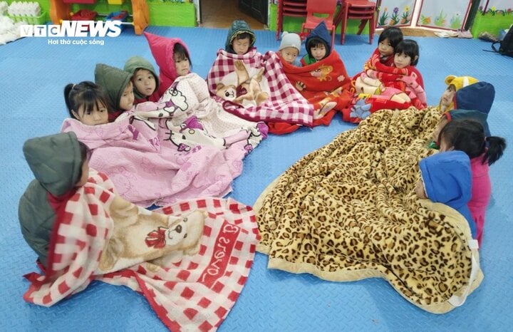 Học sinh ở nơi 4 không quấn chăn đến trường chống chọi giá rét-2