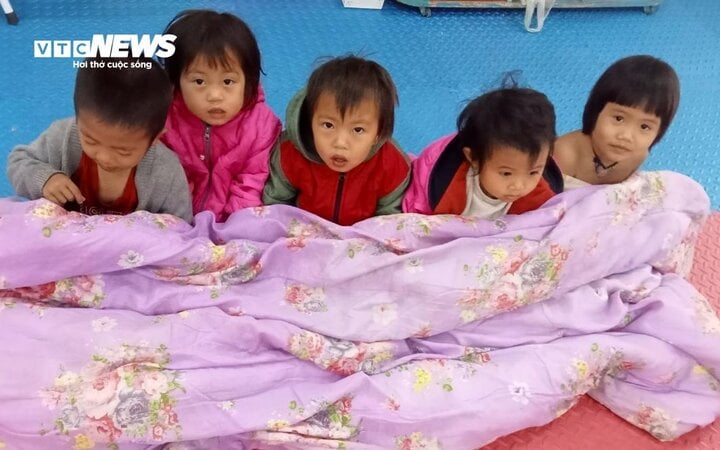 Học sinh ở nơi 4 không quấn chăn đến trường chống chọi giá rét-10