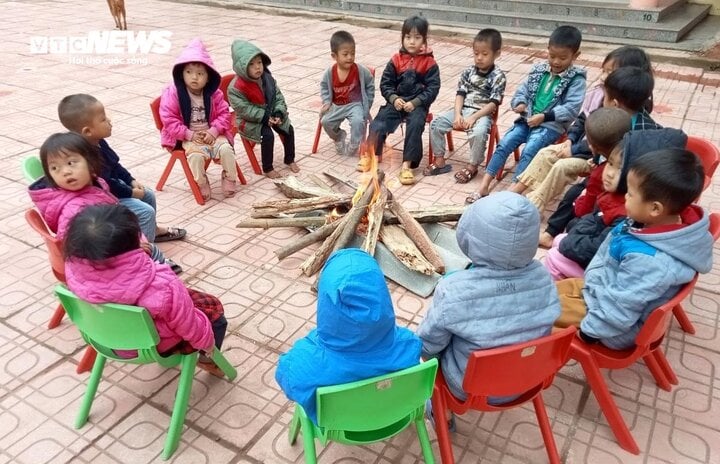 Học sinh ở nơi 4 không quấn chăn đến trường chống chọi giá rét-7