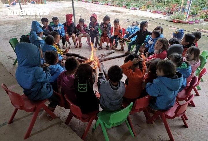 Học sinh ở nơi 4 không quấn chăn đến trường chống chọi giá rét-8