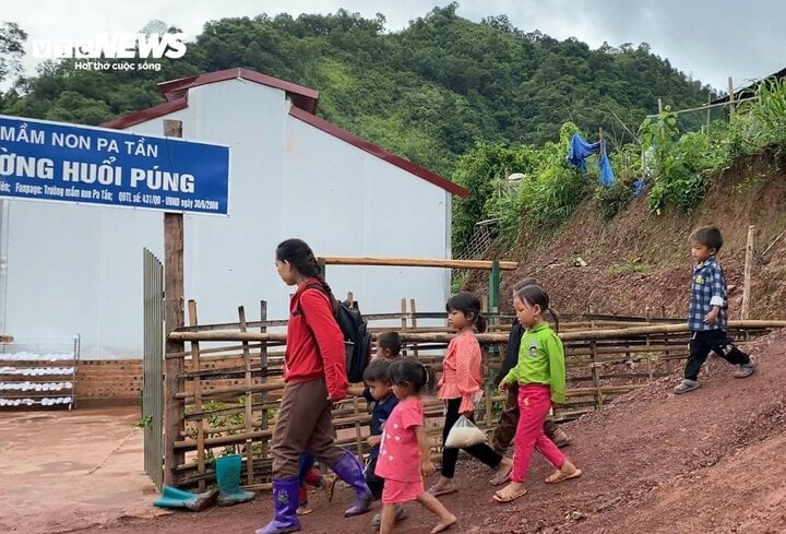 Học sinh ở nơi 4 không quấn chăn đến trường chống chọi giá rét-9