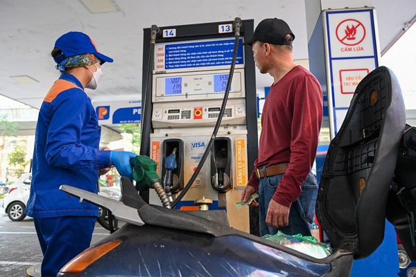 Giá xăng dầu bốc đầu tăng mạnh, RON95 vượt 23.000 đồng/lít-1
