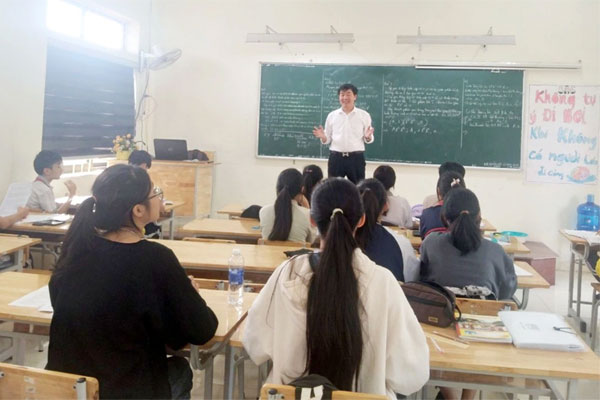 Thời tiết lạnh giá, nam sinh lớp 7 dùng tiền tiết kiệm mua 700 đôi tất tặng bạn-4