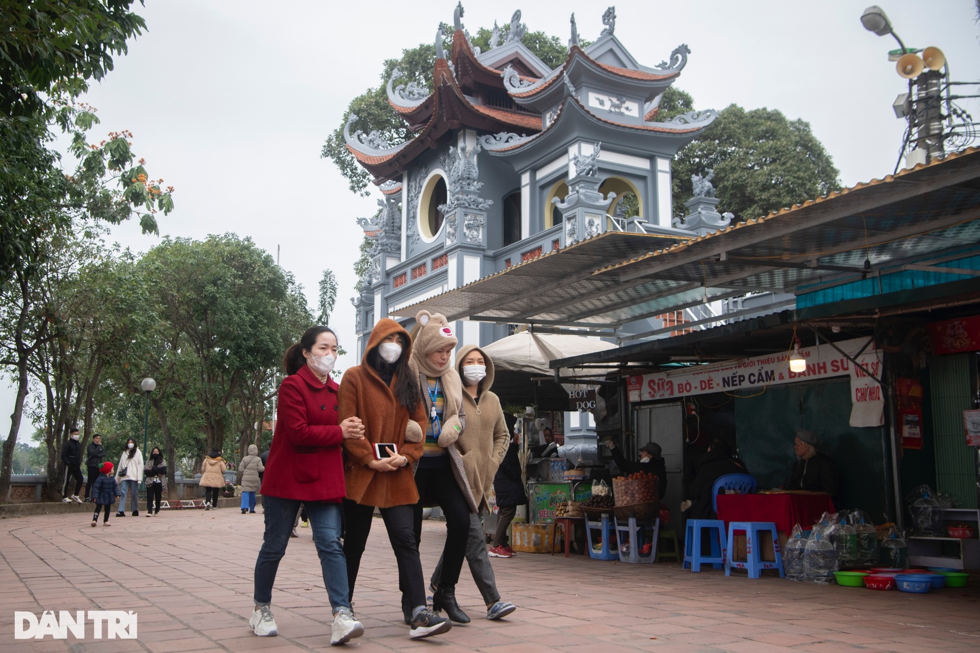 Phủ Tây Hồ đông kín người đi lễ ngày rằm tháng Chạp-2