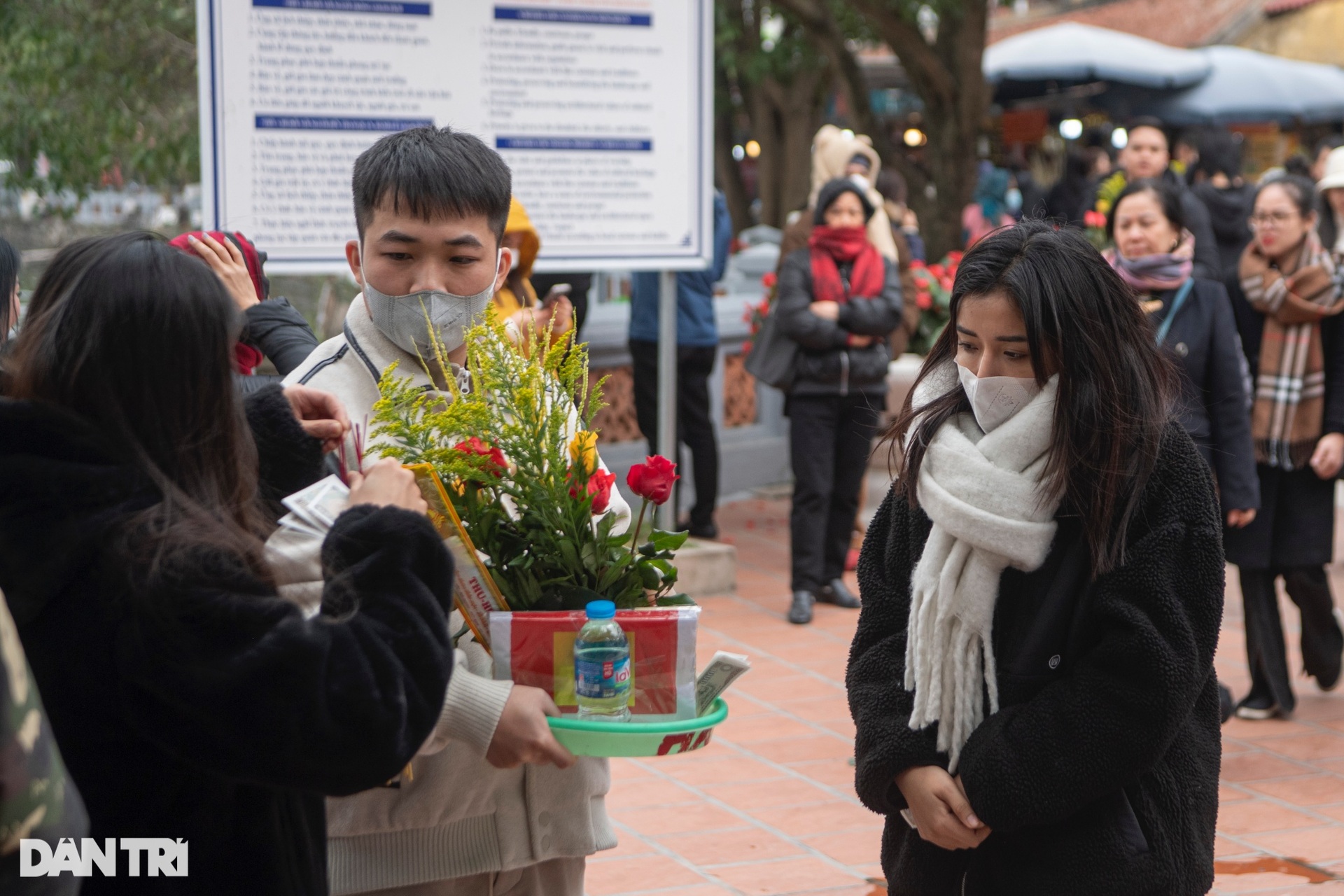 Phủ Tây Hồ đông kín người đi lễ ngày rằm tháng Chạp-3
