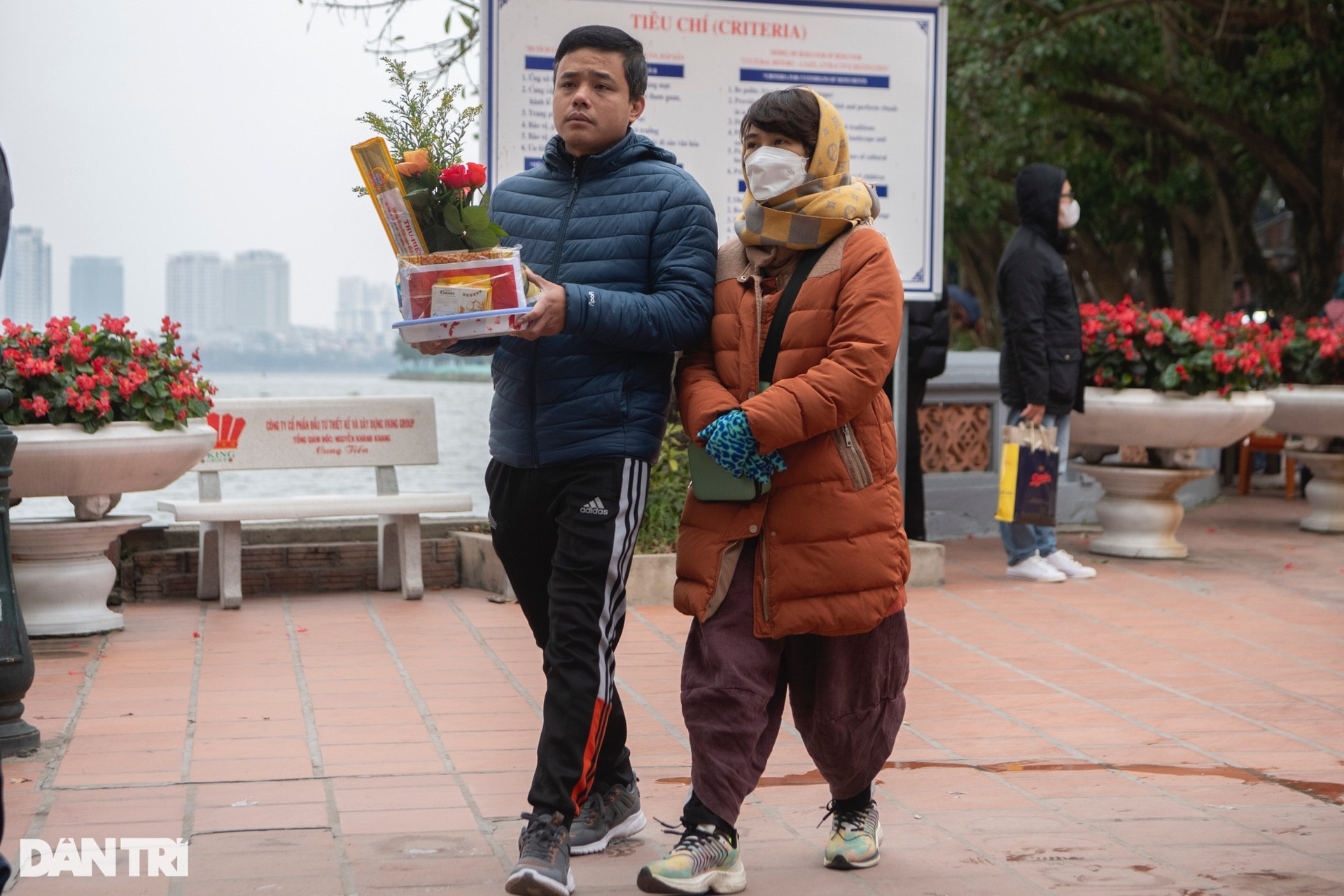 Phủ Tây Hồ đông kín người đi lễ ngày rằm tháng Chạp-4