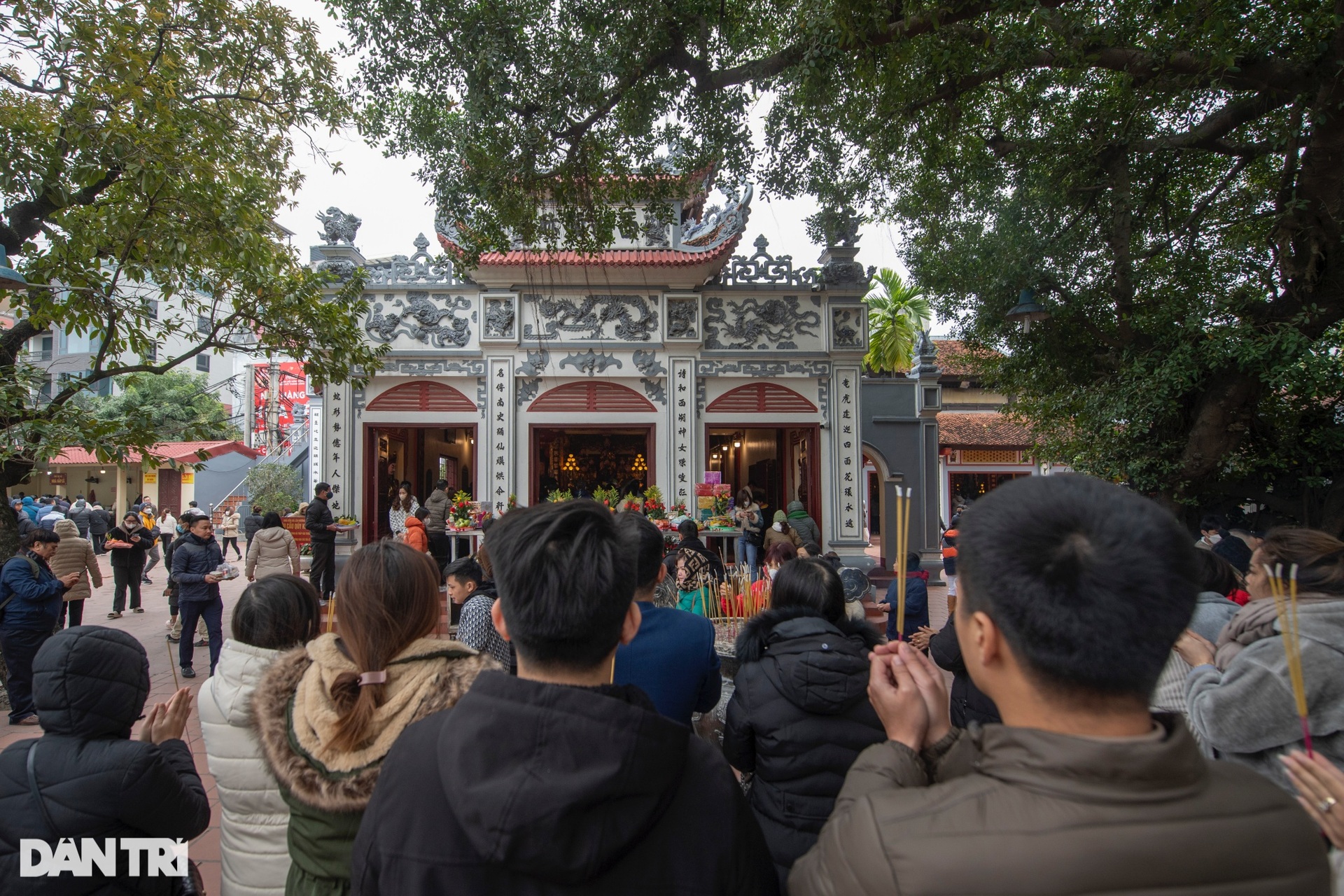 Phủ Tây Hồ đông kín người đi lễ ngày rằm tháng Chạp-5