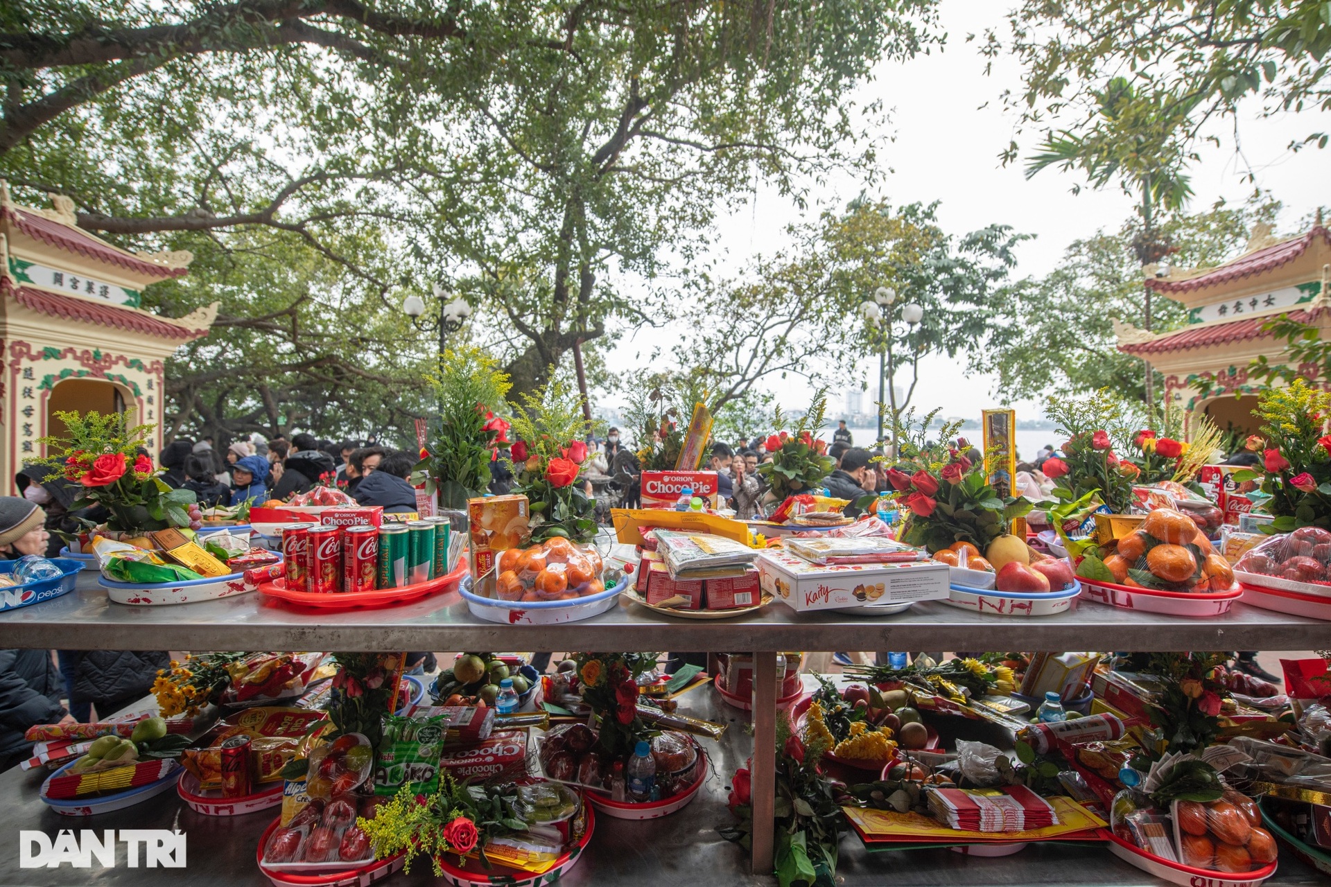 Phủ Tây Hồ đông kín người đi lễ ngày rằm tháng Chạp-6