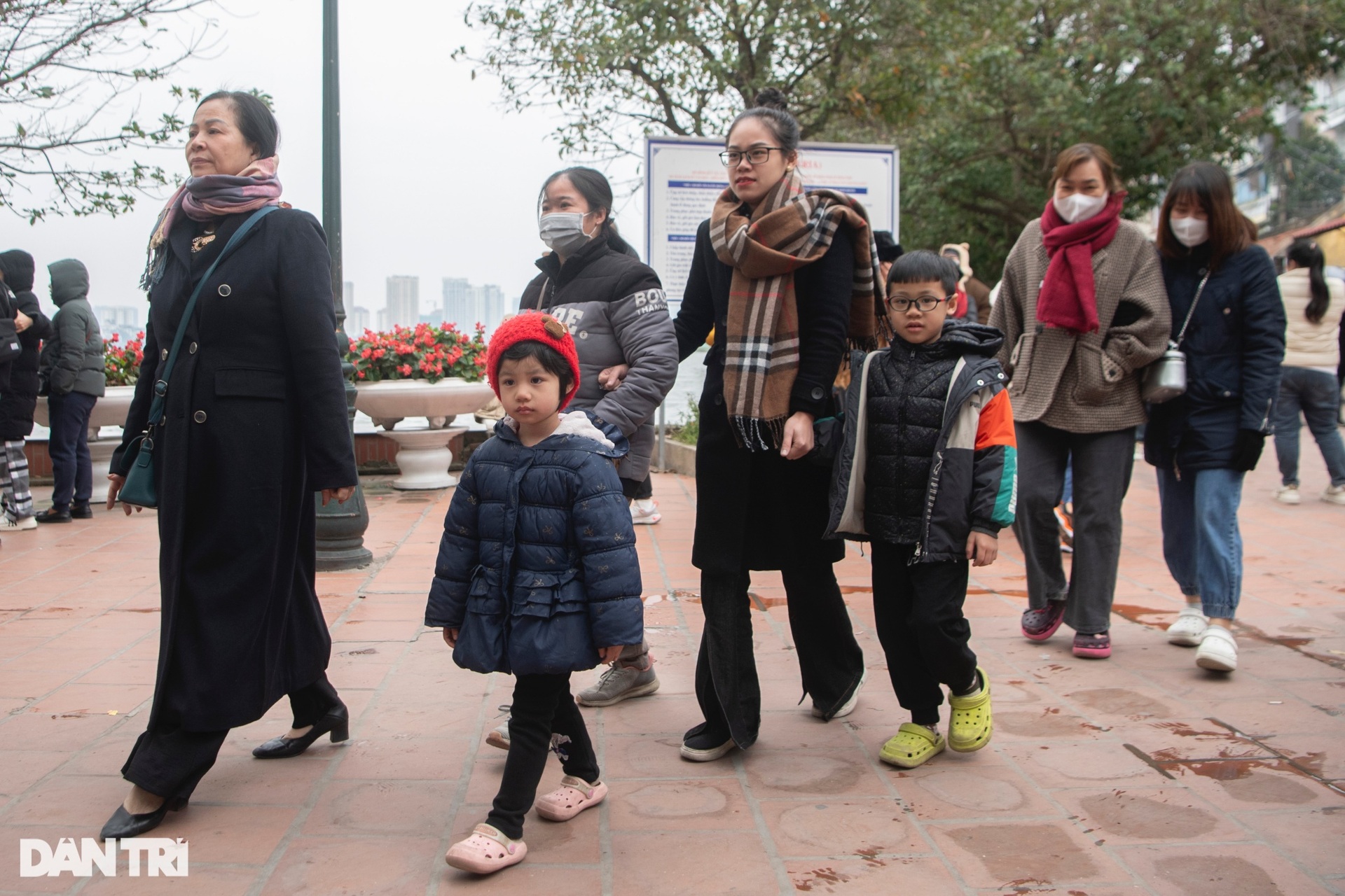 Phủ Tây Hồ đông kín người đi lễ ngày rằm tháng Chạp-10