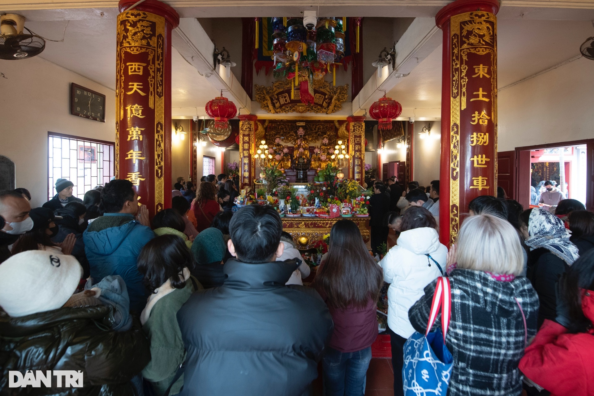 Phủ Tây Hồ đông kín người đi lễ ngày rằm tháng Chạp-11