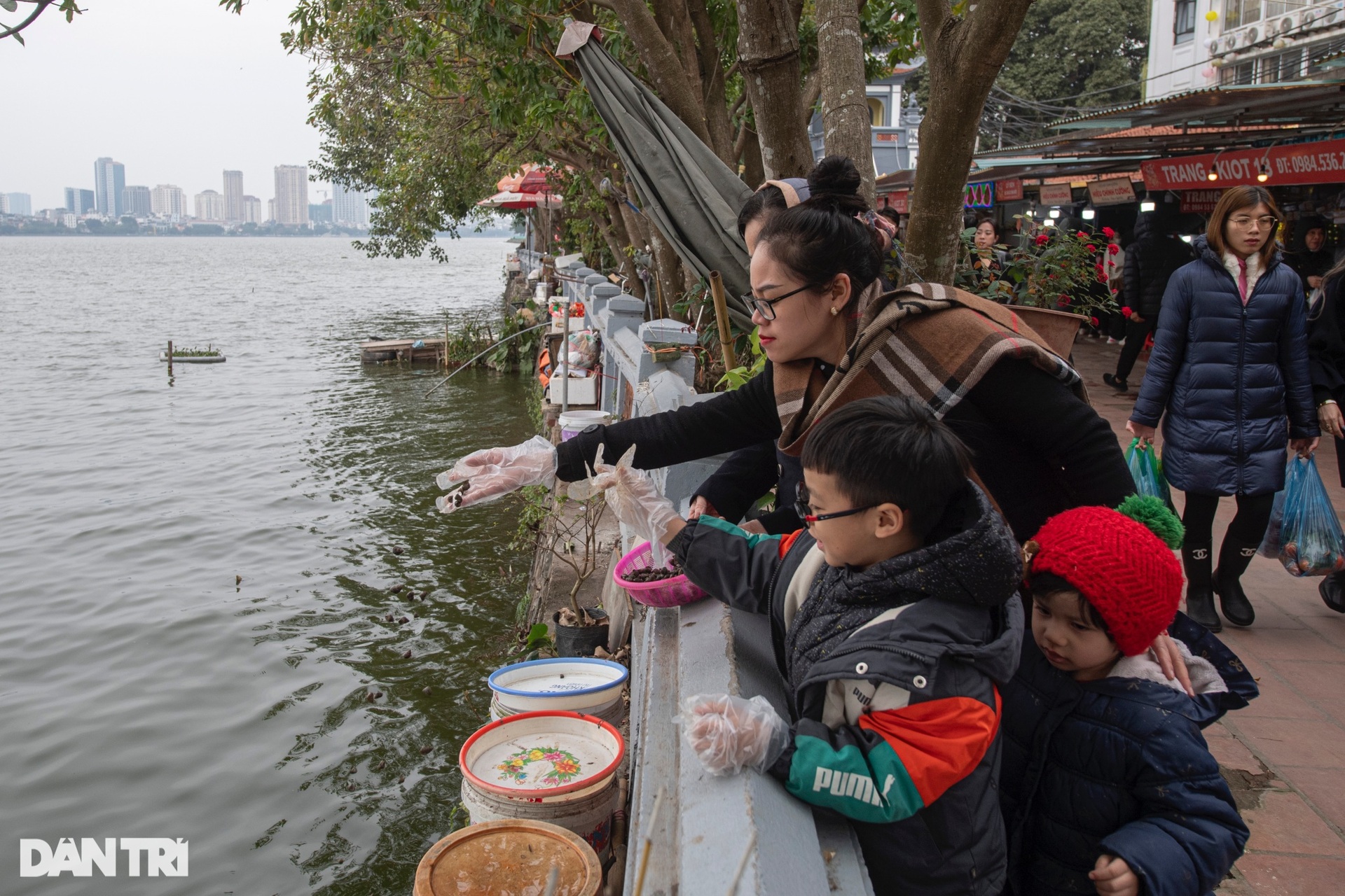 Phủ Tây Hồ đông kín người đi lễ ngày rằm tháng Chạp-12