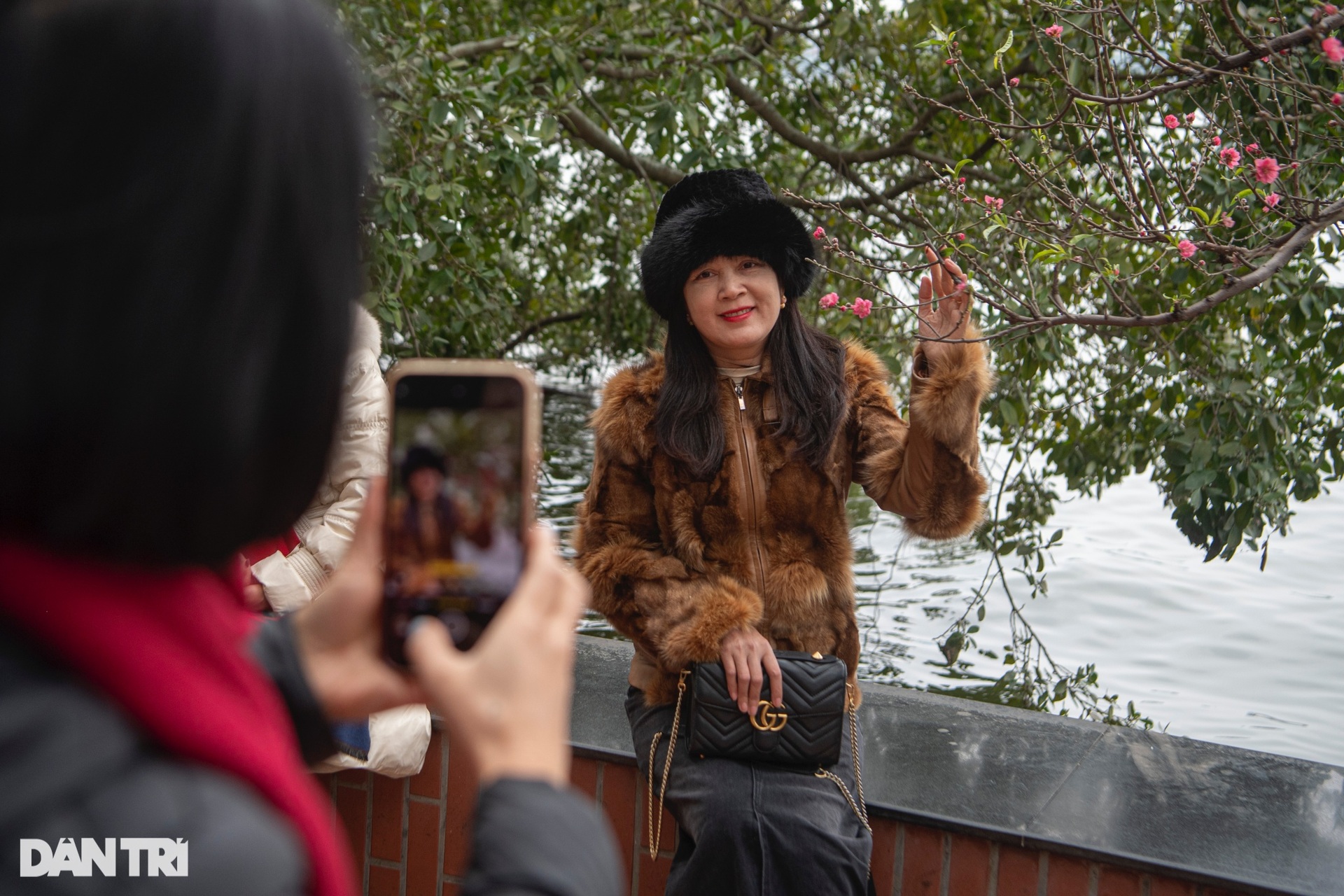 Phủ Tây Hồ đông kín người đi lễ ngày rằm tháng Chạp-13