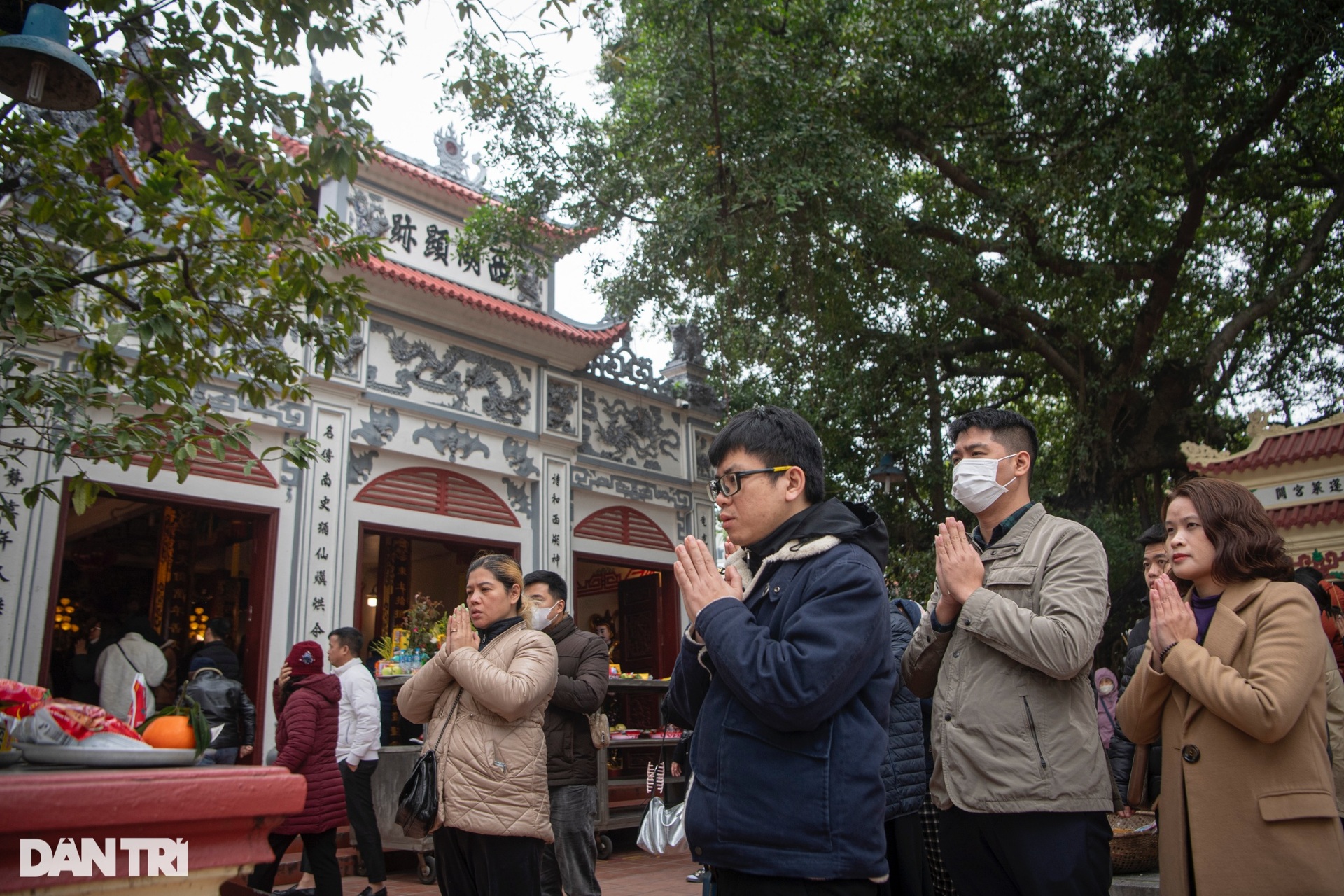 Phủ Tây Hồ đông kín người đi lễ ngày rằm tháng Chạp-7