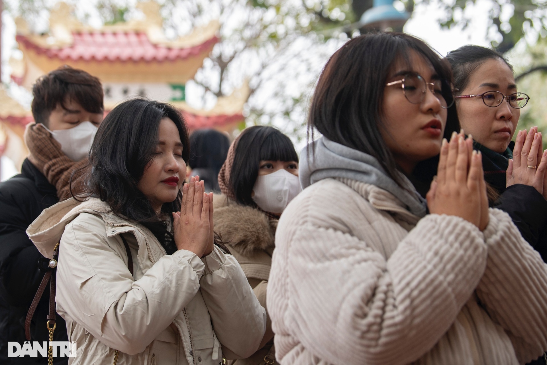 Phủ Tây Hồ đông kín người đi lễ ngày rằm tháng Chạp-9