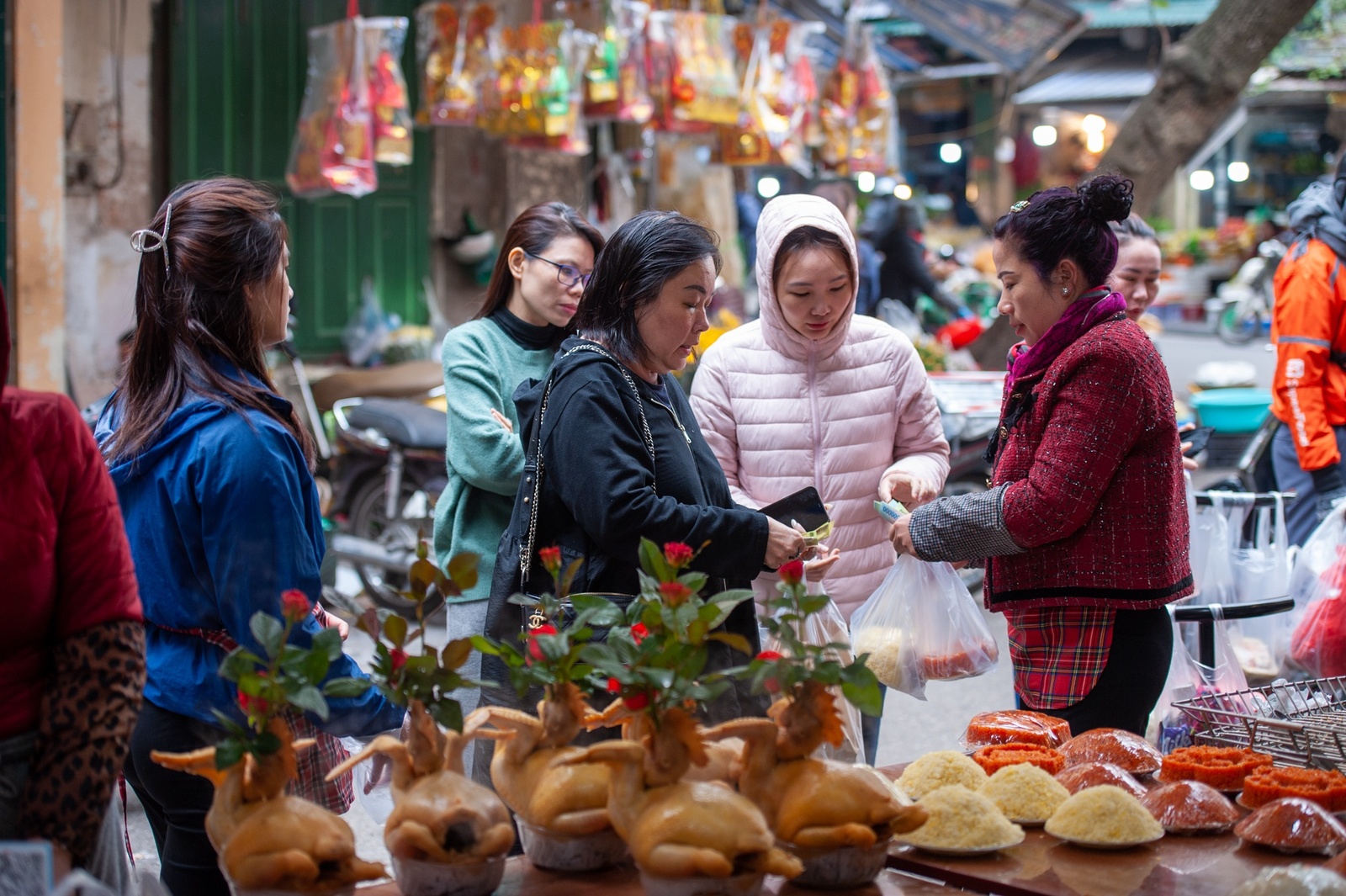 Gà ngậm hồng phố cổ ế khách ngày rằm tháng Chạp-2