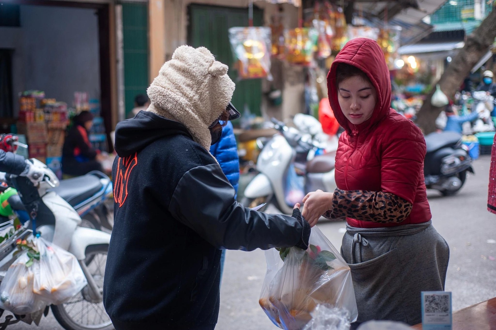 Gà ngậm hồng phố cổ ế khách ngày rằm tháng Chạp-7