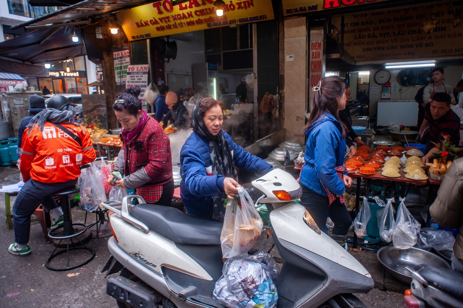 Gà ngậm hồng phố cổ ế khách ngày rằm tháng Chạp-15