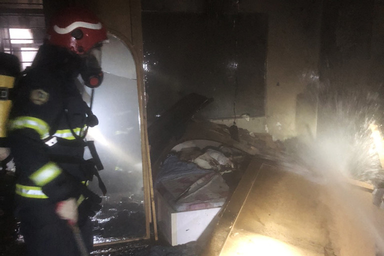 Giải cứu 3 người mắc kẹt trong ngôi nhà bị cháy ở Hà Nội-1