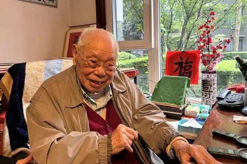 Nhà văn nổi tiếng đón sinh nhật lần thứ 110 tuổi: Từng 2 lần mắc ung thư, nhưng vẫn sống thọ nhờ 5 điều đơn giản chẳng ai nghĩ tới-1