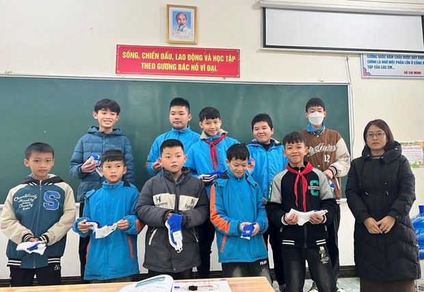 Thời tiết lạnh giá, nam sinh lớp 7 dùng tiền tiết kiệm mua 700 đôi tất tặng bạn-2