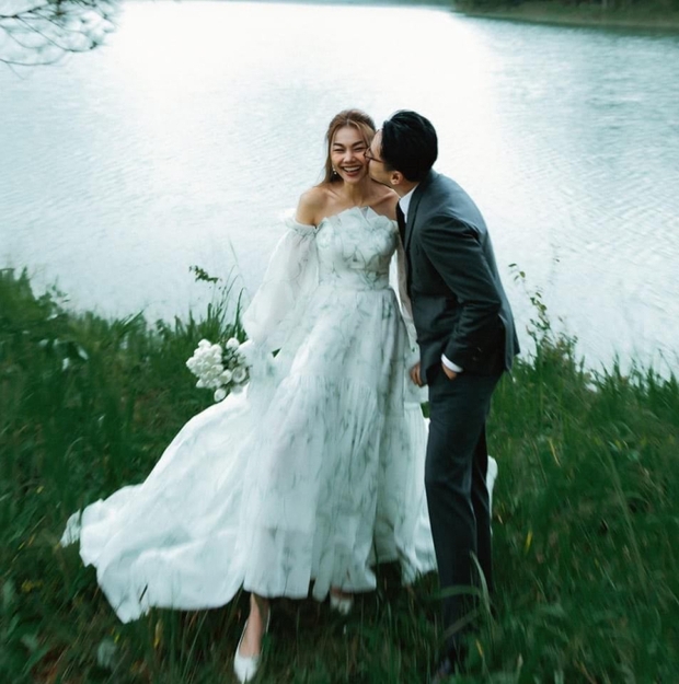 Thanh Hằng khoe bức ảnh cưới chưa từng được công bố, ngọt ngào khiến netizen phát hờn-1
