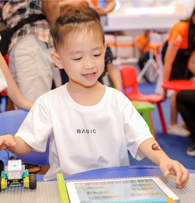 Rút khỏi showbiz, Ốc Thanh Vân chuyên tâm chăm con trai lớn, phục vụ từ uống sữa đến đánh răng-5