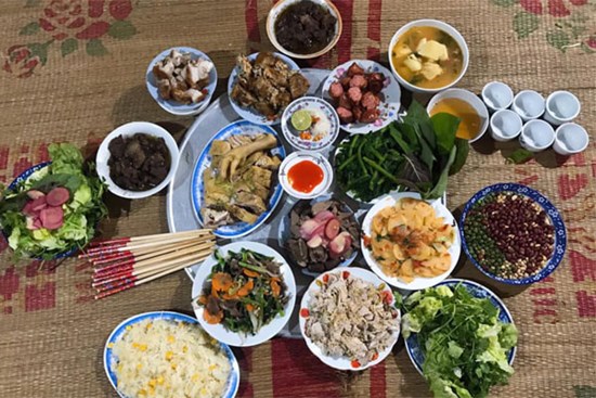 Về quê làm cỗ Tết quần quật cả 3 ngày, ăn thịt gà ngán tận cổ vẫn phải nấu