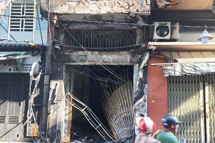 Cháy nhà lúc nửa đêm, 5 người leo qua nhà hàng xóm thoát thân-2