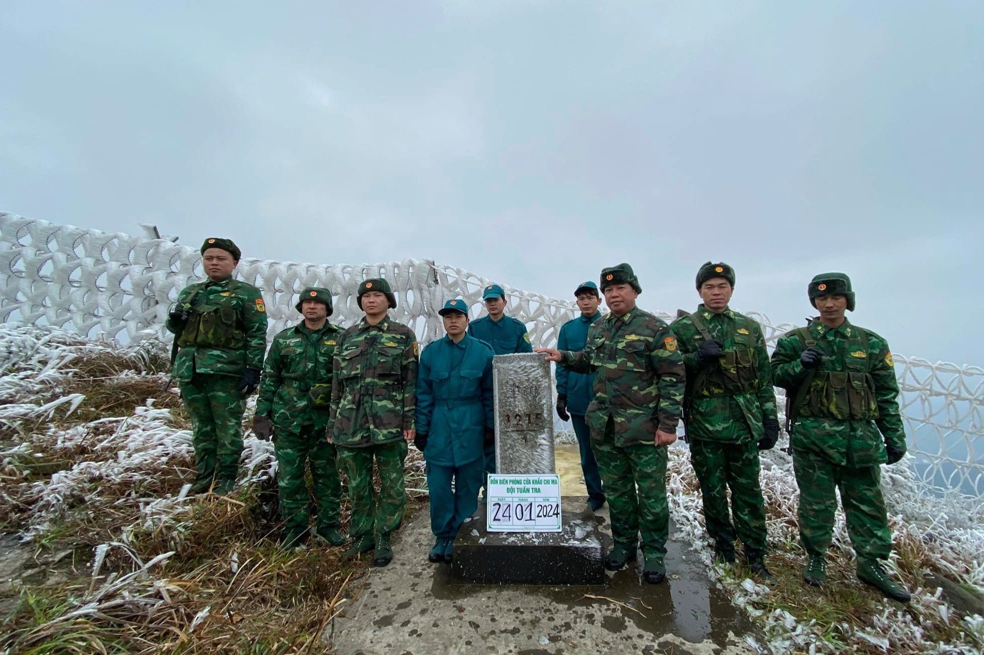 Bộ đội tuần tra biên giới giữa băng giá -2 độ C-5