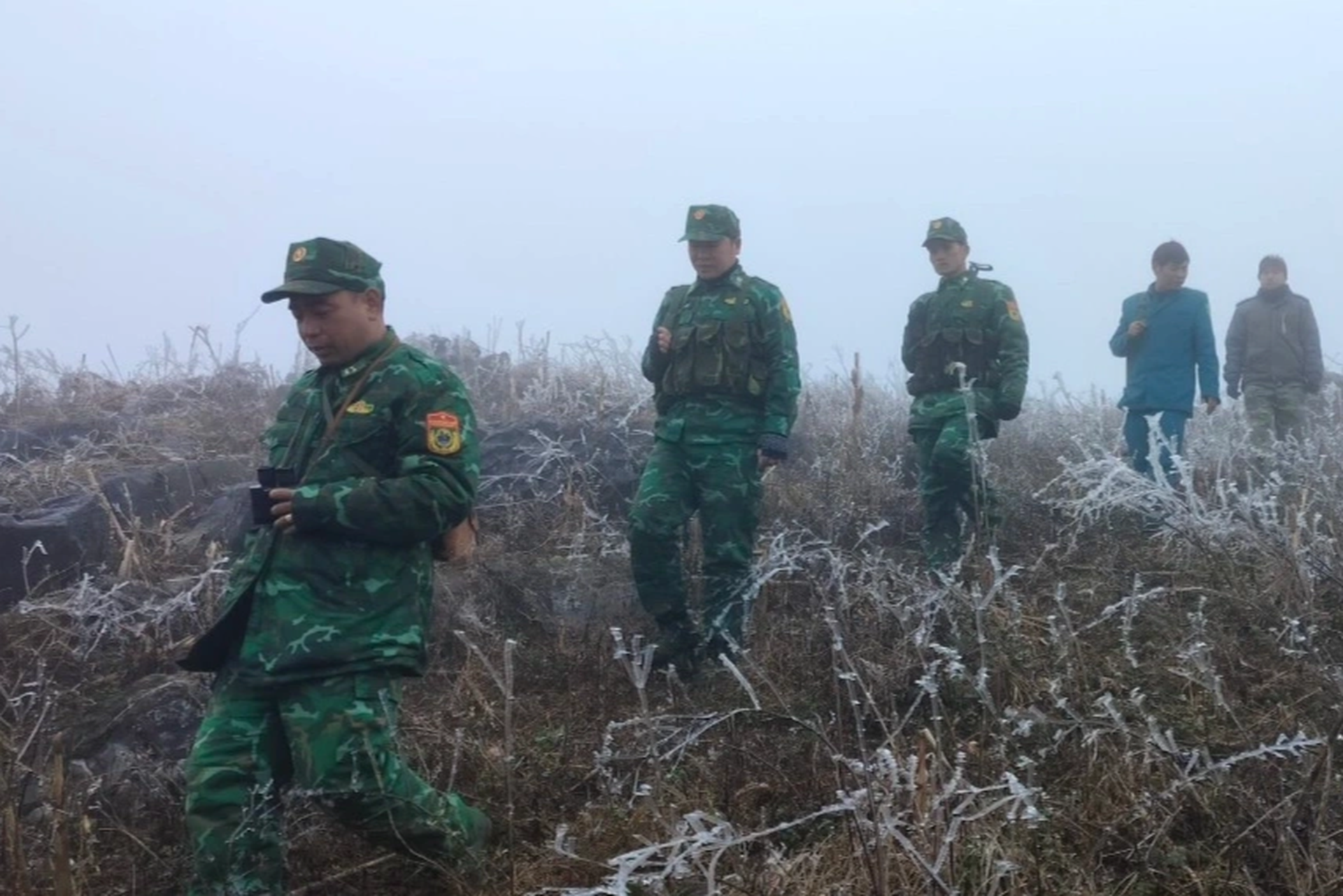 Bộ đội tuần tra biên giới giữa băng giá -2 độ C-6