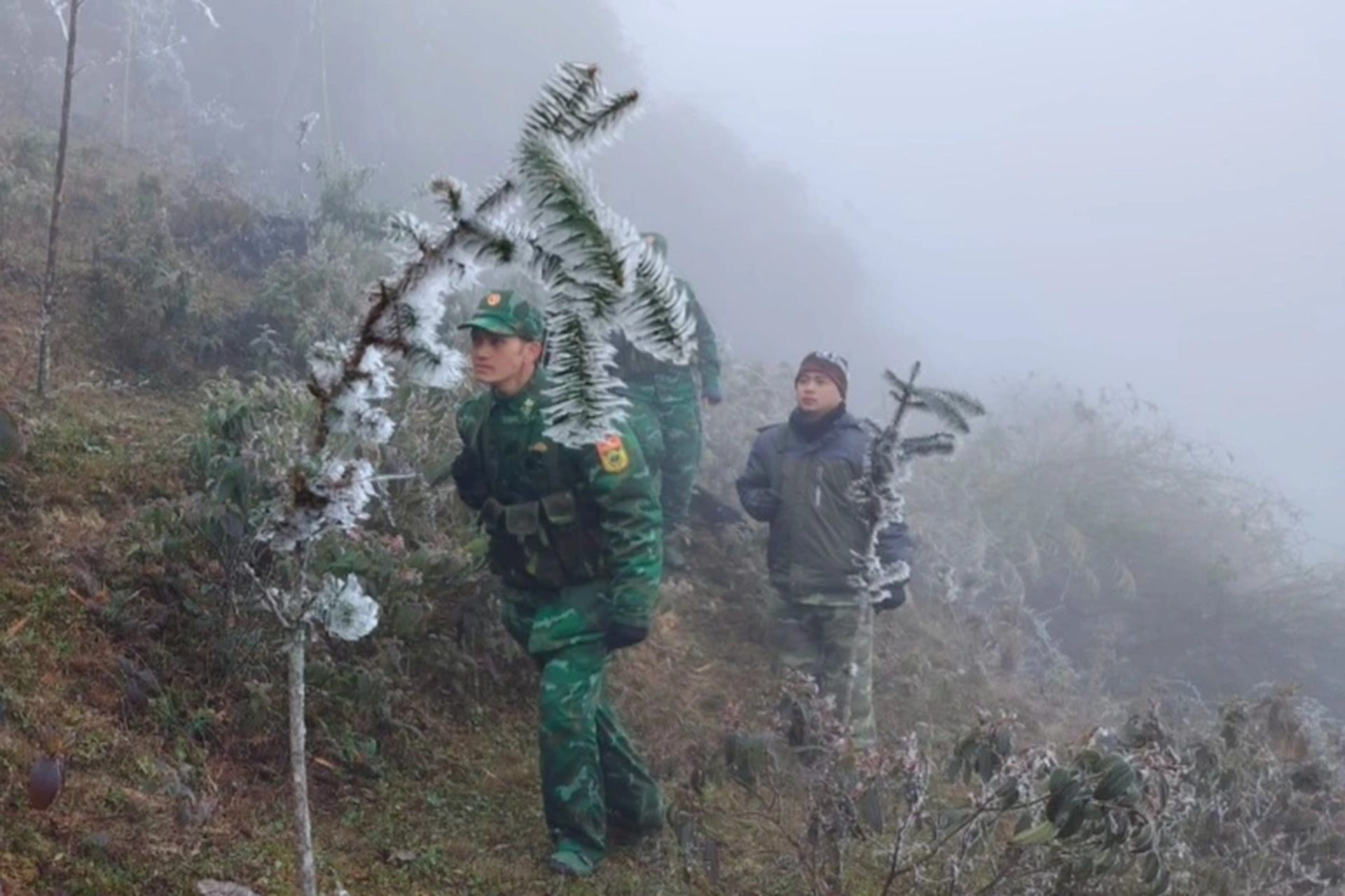 Bộ đội tuần tra biên giới giữa băng giá -2 độ C-7