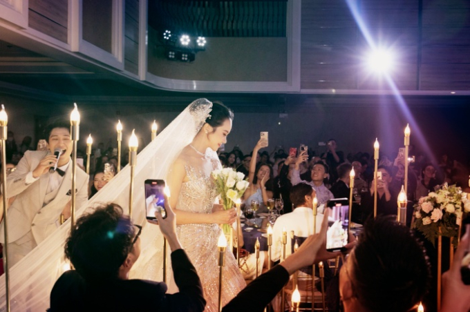 Đám cưới Tronie - Kiều Ngân tại TP.HCM: Cô dâu đeo trang sức 500 triệu đồng, Khánh Vân bắt được hoa độc lạ-4