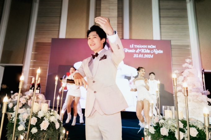 Đám cưới Tronie - Kiều Ngân tại TP.HCM: Cô dâu đeo trang sức 500 triệu đồng, Khánh Vân bắt được hoa độc lạ-9