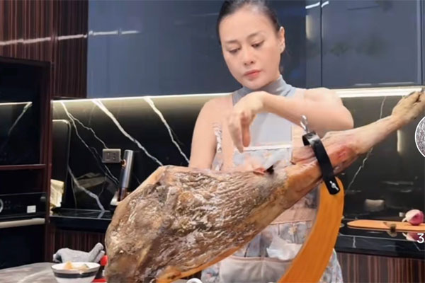 Đùi heo muối ngoại la liệt chợ Tết, bà hàng rau cũng tranh thủ nhập về bán-4