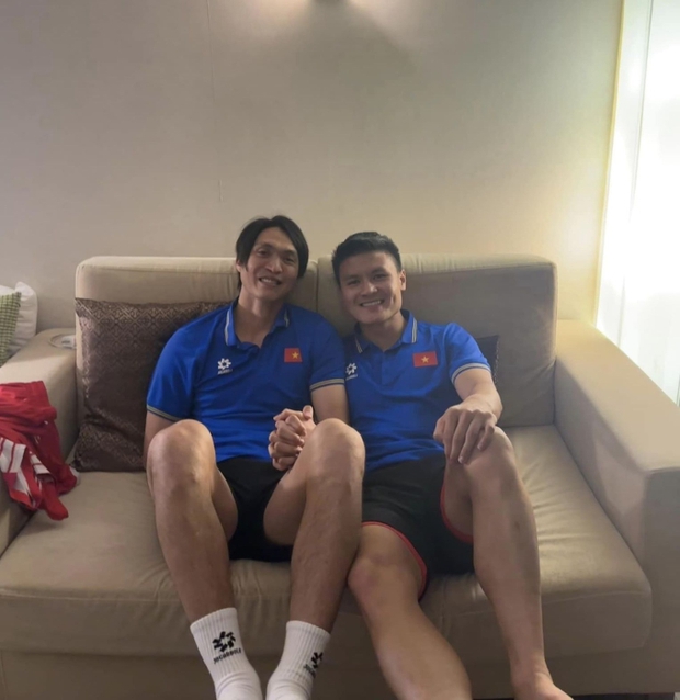 Tuấn Anh lần đầu chụp ảnh selfie: Nắm tay cực tình với Quang Hải, dìm Văn Toàn không thương tiếc-1