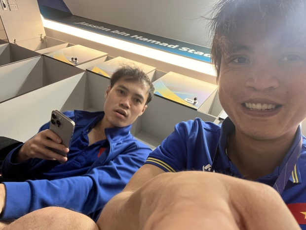 Tuấn Anh lần đầu chụp ảnh selfie: Nắm tay cực tình với Quang Hải, dìm Văn Toàn không thương tiếc-2