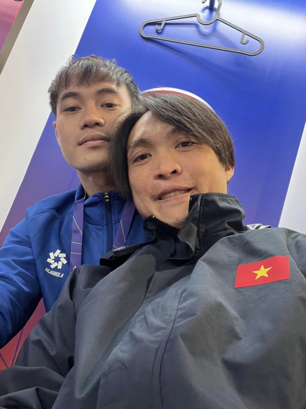Tuấn Anh lần đầu chụp ảnh selfie: Nắm tay cực tình với Quang Hải, dìm Văn Toàn không thương tiếc-3