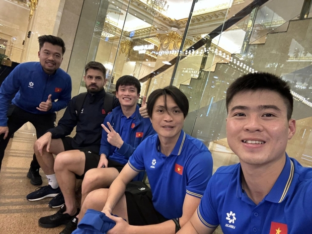 Tuấn Anh lần đầu chụp ảnh selfie: Nắm tay cực tình với Quang Hải, dìm Văn Toàn không thương tiếc-4