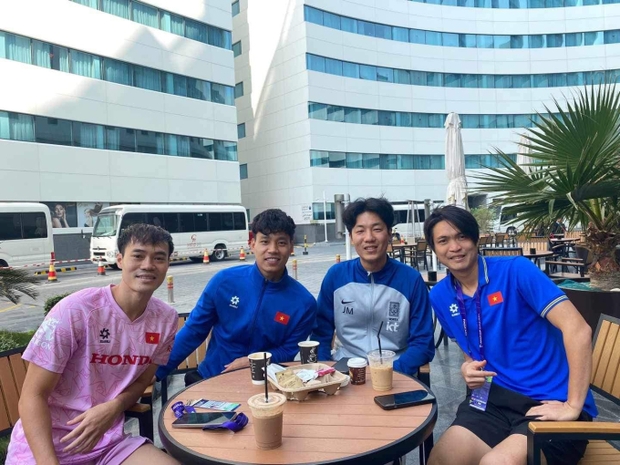 Tuấn Anh lần đầu chụp ảnh selfie: Nắm tay cực tình với Quang Hải, dìm Văn Toàn không thương tiếc-5