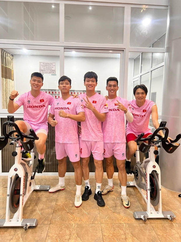 Tuấn Anh lần đầu chụp ảnh selfie: Nắm tay cực tình với Quang Hải, dìm Văn Toàn không thương tiếc-6