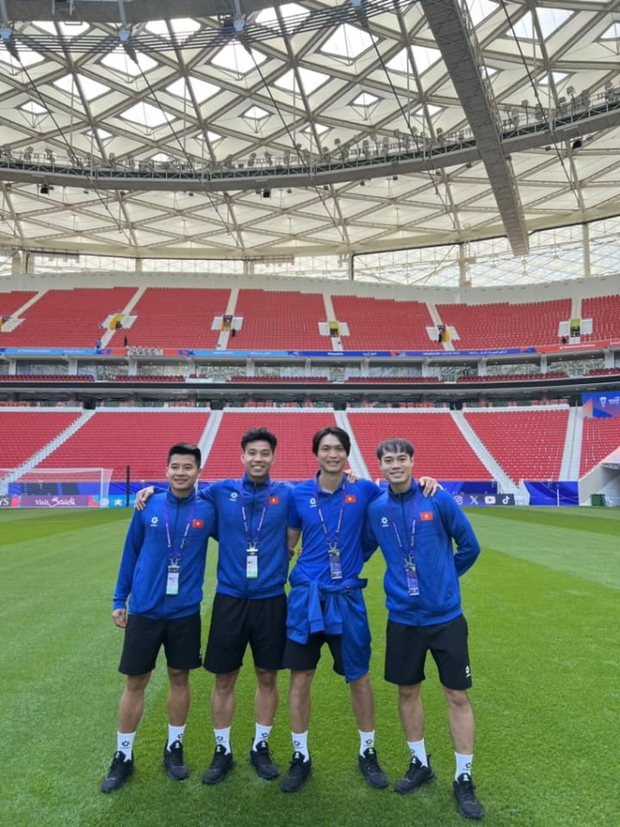 Tuấn Anh lần đầu chụp ảnh selfie: Nắm tay cực tình với Quang Hải, dìm Văn Toàn không thương tiếc-7