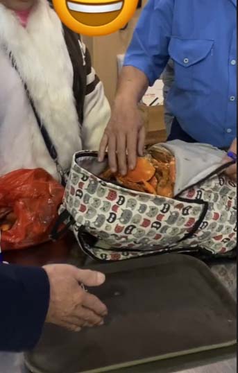 7 khách đi ăn buffet Hà Nội đút túi 10kg hải sản, giải thích lý do khó chấp nhận-1