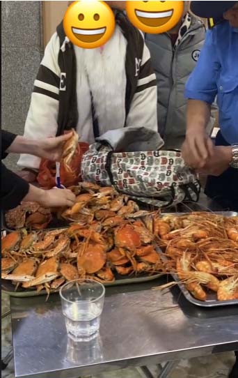 7 khách đi ăn buffet Hà Nội đút túi 10kg hải sản, giải thích lý do khó chấp nhận-2