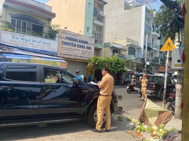 Ô tô bán tải đại náo đường phố, 1 người nhập viện-3