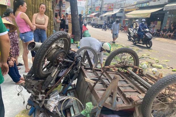 Ô tô bán tải đại náo đường phố, 1 người nhập viện-2