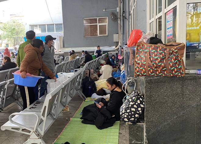 Dành tiền chữa bệnh cho con, cha mẹ quấn chăn nằm cửa viện-1